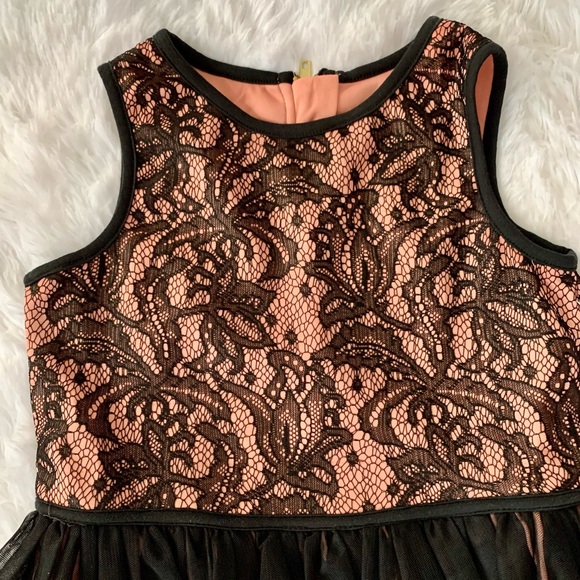 Beautiful lace and tulle dress with lining. - Picture 1 of 4